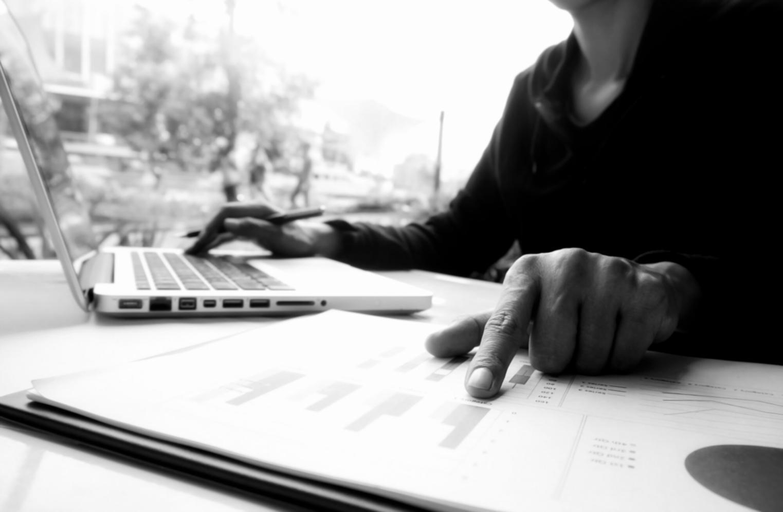 Teilnehmer arbeitet an IT-Projekt während des Kurses